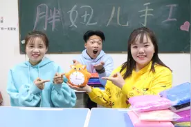 同桌上学总是迟到，胖妞用粘土做闹钟帮助她，再也不怕迟到了视频封面