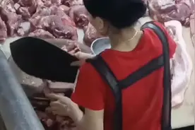 三亚一摊主手法娴熟，拿骨头当排骨卖，剁排骨时偷加砧板边骨头视频封面