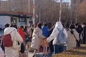 直击河北大学紧急放假现场:校内快递点排长队,学生搬行李有序撤离视频封面