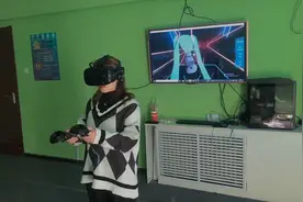 十六体验3D游戏，戴上VR眼镜跟换了个世界一样，差点把电视给砸了视频封面