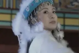 不同版本的香妃出场：刘丹经典，麦迪娜尴尬，李沁惊艳整个时光视频封面