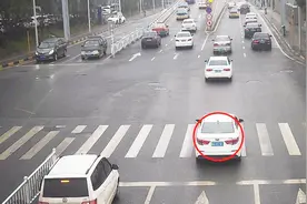 刚过停止线就红灯，继续走还是停车？老司机实车演示教你正确做法视频封面
