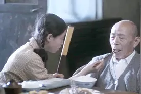 小女孩跟着爷爷一起长大，得到爷爷无微不至的照顾，一部情感电影视频封面