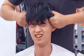 众明星体验正骨，秦霄贤疼到满地打滚，隔着屏幕看着都疼！视频封面