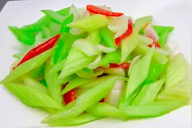 厨师长分享西芹炒百合的家常做法，清淡少油素菜小炒，可以天天吃视频封面