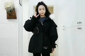 最高阶的穿法莫过于全身同色系穿搭，黑羽绒服搭灰色卫衣更显气质视频封面