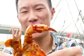 渔民大哥刚出海回来，在船上煮了一锅海鲜，先吃一个螃蟹尝尝鲜视频封面