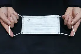 这才是一次性口罩的正确戴法，很多人第一步就戴错了，赶紧学学视频封面
