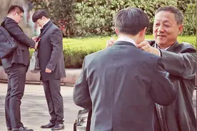 社会实验：小伙第一次面试不会打领带，有路人看到后主动这样做视频封面