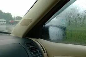 雨天车侧窗雾气大，看不清视野？学会这一窍门，温差再大也不起雾