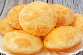 面粉还能这么做，开水一烫 个个鼓大泡，比油条简单还好吃