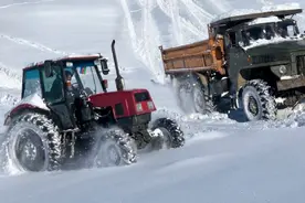 六驱卡车和拖拉机爬雪坡，启动油门后，才知道两者差距有多大！视频封面