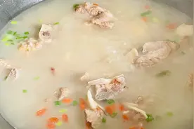 教你炖骨头汤的正确做法，只要牢记这三步，肉香软烂，汤白不油腻