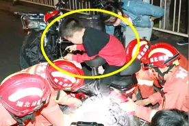 男孩脚被卡疼痛难忍，玩“吃鸡”转移注意力 消防员：再打一把！视频封面