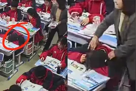 江西一女孩课上趴桌睡觉，老师温柔捏肩叫醒：青春期直接点名不好视频封面