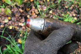 探索二战遗迹这是找到了“榴弹”？红色弹头代表的是燃烧弹？视频封面