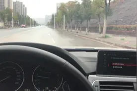 靠路边停车害怕蹭马路牙子，一分钟学会技巧，比驾校教的实用视频封面