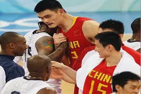姚明在NBA人气真高！赛后美国队球员轮流上去打招呼，科比最积极视频封面