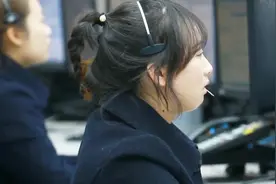 110接警员日常高强度工作，每天接听300多个电话24小时全天值班视频封面