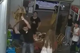 情侣大排档内因琐事起口角 男子怒抡椅子狠砸女友头部视频封面