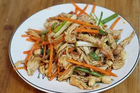 吃了20多年的鸡胸脯肉，凉拌酸甜手撕鸡胸肉这种家常做法真下饭！