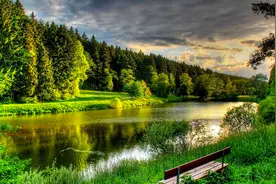 毛主席：赤橙黄绿青蓝紫，谁持彩练当空舞？雨后复斜阳，关山阵阵