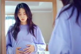 女子发现时间倒流，刚出生的孩子，又回到肚子里！视频封面