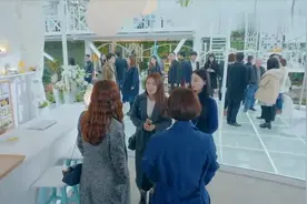 饭店倒闭要关门，老板娘免费请乞丐吃一顿饭，饭店竟起死回生了视频封面