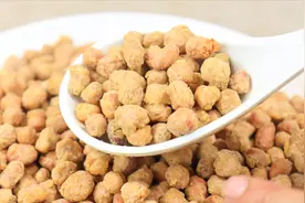 厨师长分享脆皮花生的做法，花生米裹上鸡蛋下锅炸，口感嘎嘣脆