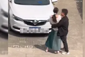 男子惹女朋友生气，为了哄好女友男子死劲抱住不撒手视频封面