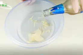 洗头水里加点啤酒和淘米水，头发乌黑靓丽，很实用的土方法