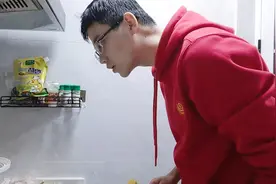 24岁独居失业帅小伙，为了省钱，只能自己做饭，一日三餐需要多少视频封面
