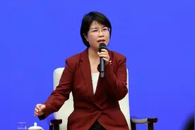 12306每秒卖出1000张，“通宵达旦排长队购票”成为历史视频封面