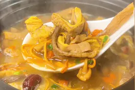 最近很火的猪肚松茸菌菇煲的做法，今天做了一锅，太美味了