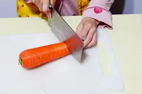 教你把胡萝卜切出好看的三角形，简单实用，整齐又好看