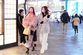 时尚美女穿皮草，搭配裤装一起走，雍容华贵气质好