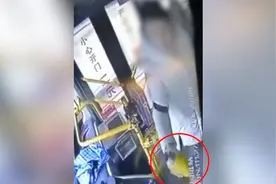 漂亮！女乘客坐过站向公交司机泼热水处理结果来了：刑拘！视频封面