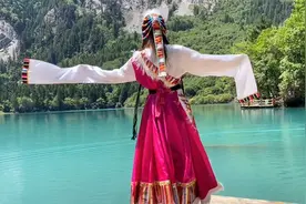 大眼妹换上民族服装拍照，婀娜多姿，老公眼睛看直了，直呼：哇塞视频封面