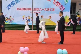 幼儿园六一汇演，爸爸身穿西装与女儿跳华尔兹，一个细节太甜了！视频封面