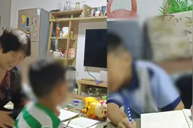 70岁退休老教师辅导孙子功课，气到表情失控逐渐暴躁，动作太真实视频封面