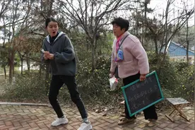 脑筋急转弯：什么东西倒立之后会增加一半？没想答案被美女猜出