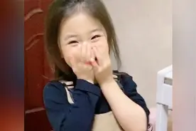 妈妈拍下萌娃唱歌 女儿表情满分情感到位 最后自己魔性爆笑视频封面
