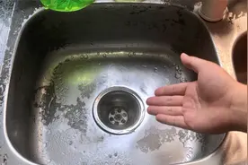 厨房下水道容易堵，教你一个好方法，立马疏通不怕堵，还能除异味