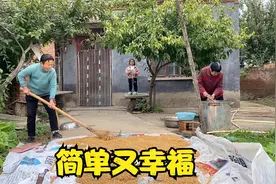 5岁孙女陪奶奶淘粮食，忙前忙后打下手，隔代的陪伴简单幸福视频封面