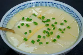 水蒸蛋总是不够滑嫩不成型，分享一个小诀窍，做出来鲜嫩爽滑好吃视频封面