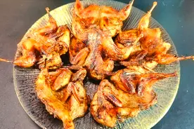 喷香的烤箱版烤鹌鹑：冷藏腌制24小时必然入味，从此告别烧烤摊视频封面