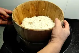 大厨手把手教你木桶蒸饭，在家就能做，每天都能闻到木桶飘香视频封面