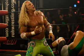 为什么WWE的“假摔”这么火？看完这部电影，你或许就能明白了！视频封面