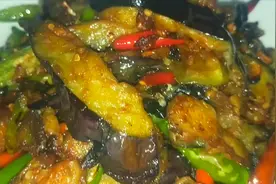 “干煸茄子”提前多做一步，好吃不油腻，口感微辣，超级下饭菜