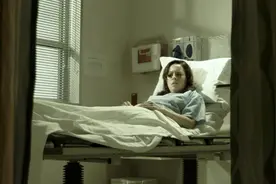 女孩恶作剧被报复，醒来发现自己被绑架，全身换成了动物血液视频封面